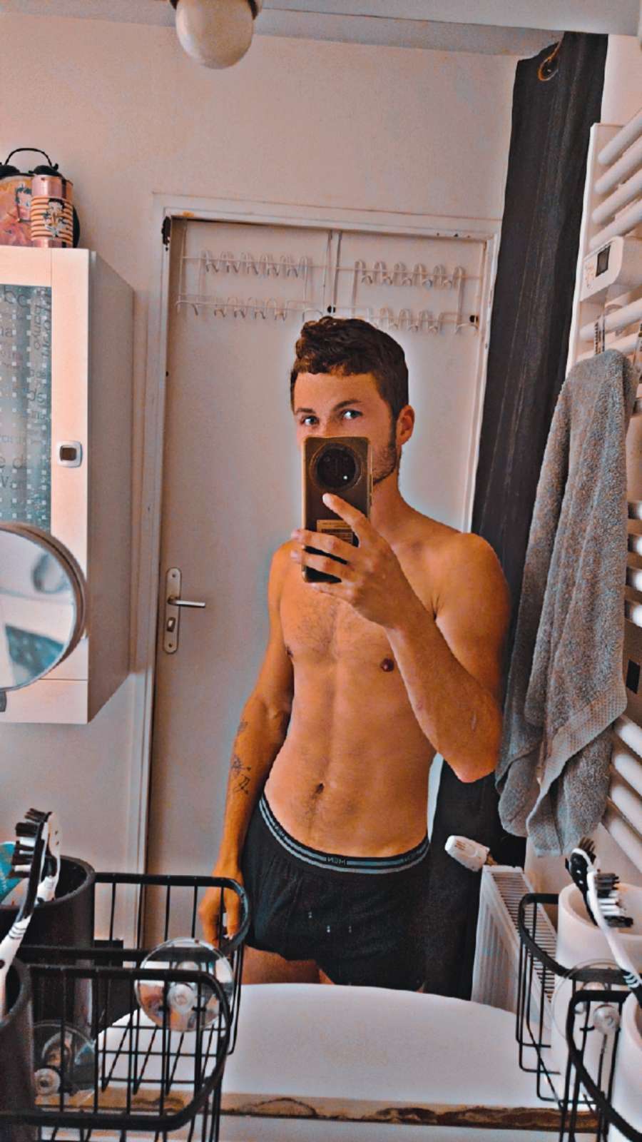 Profil de Eddine, 21 ans, Escort Gay Suisse à Ballaigues