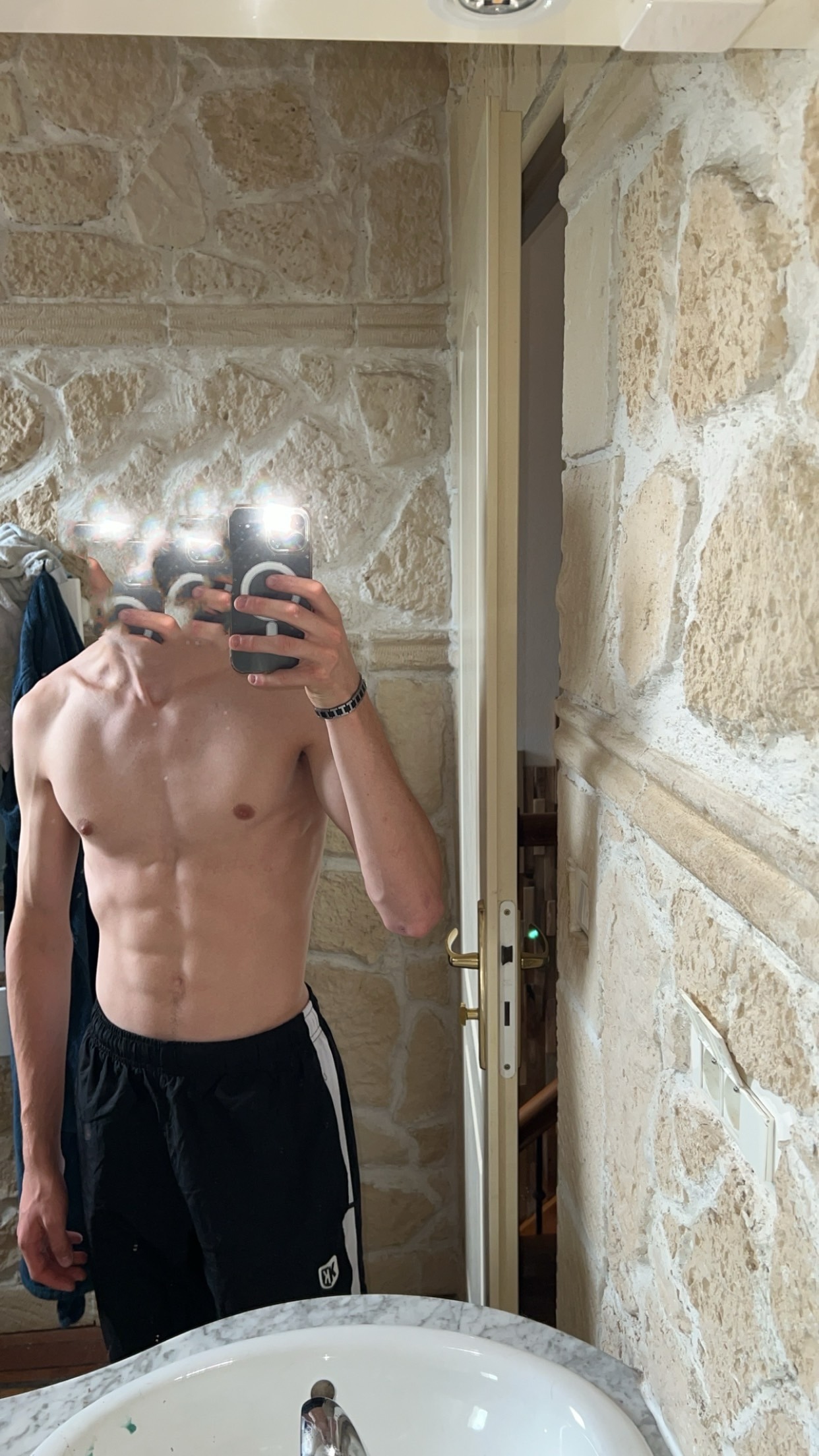 Profil de Yemine, 20 ans, Escort Gay Suisse à St-Oyens