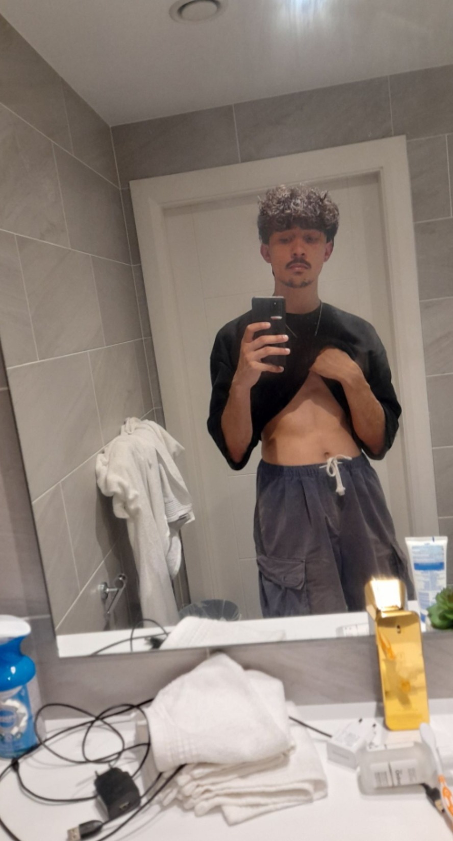 Profil de Younn, 21 ans, Escort Gay Suisse à Agarone