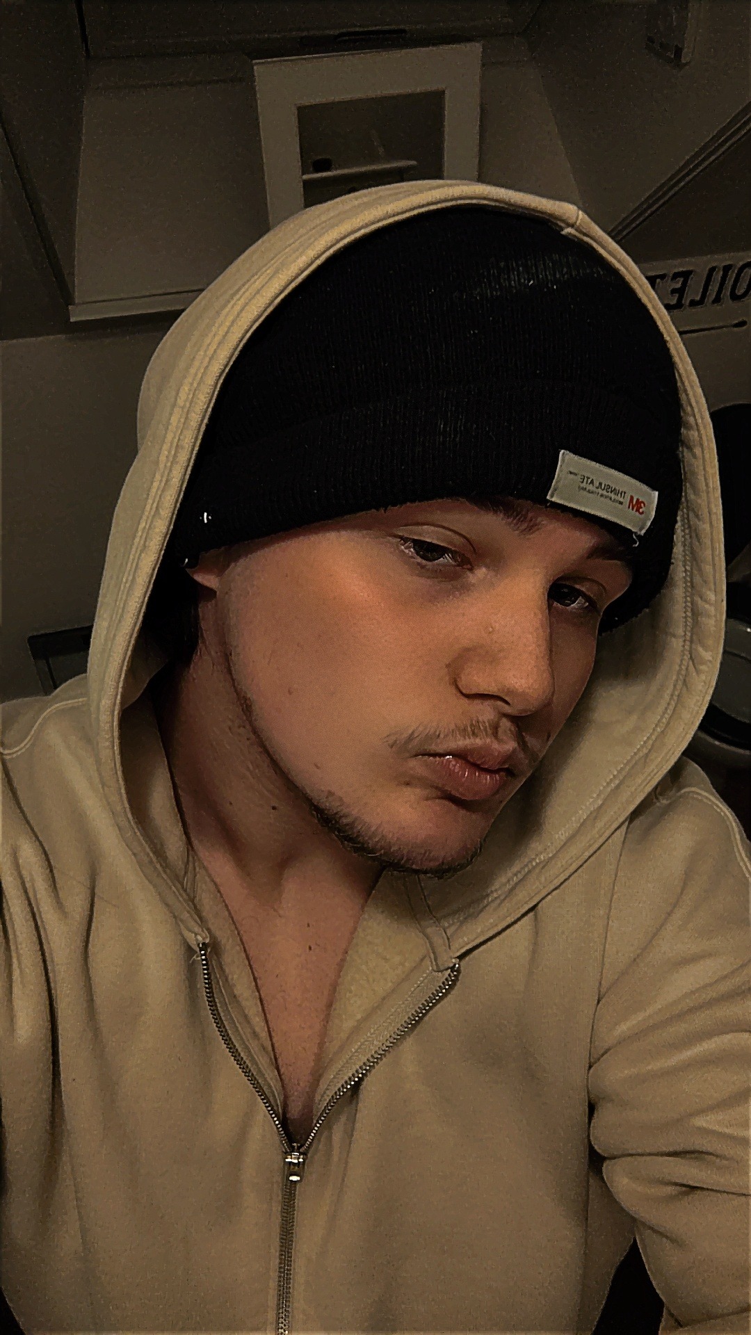Profil de Djoulian, 19 ans, Escort Gay Suisse à Jenaz