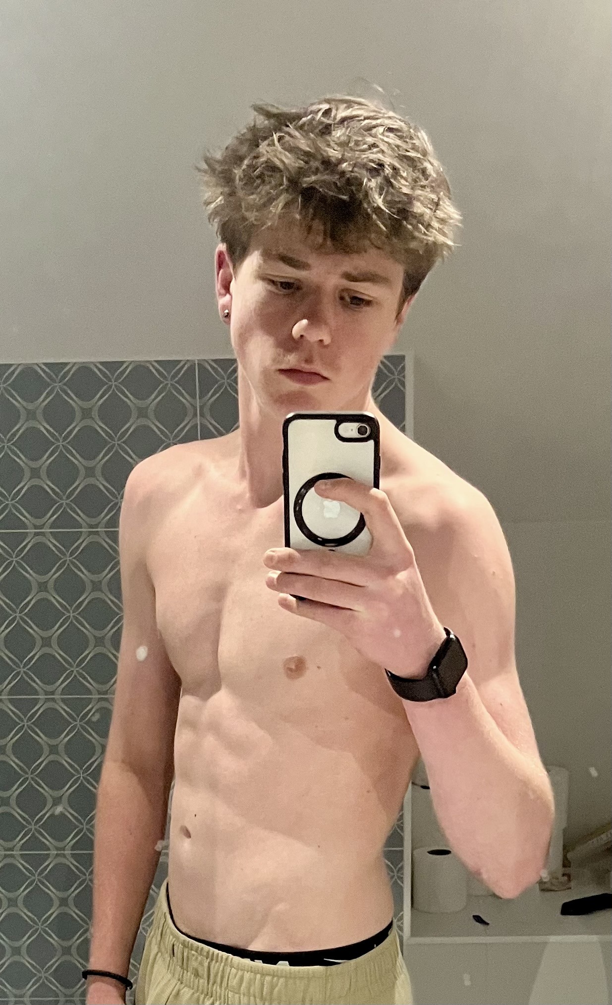 Profil de Saddam, 19 ans, Escort Gay Suisse à Illhart